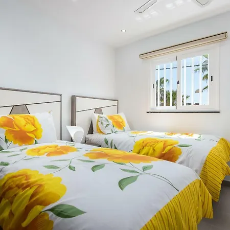 Luxurious 5* - 300m2 - Private Heated Pool - Garage - Wifi Villa *