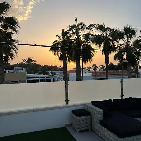 Luxurious 5* - 300m2 - Private Heated Pool - Garage - Wifi فيلة