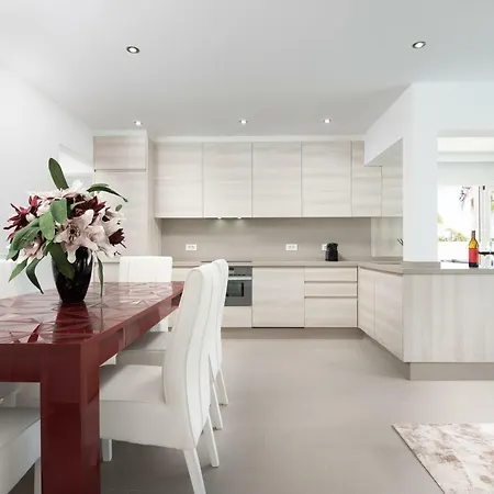 Luxurious 5* - 300m2 - Private Heated Pool - Garage - Wifi * بالم مار