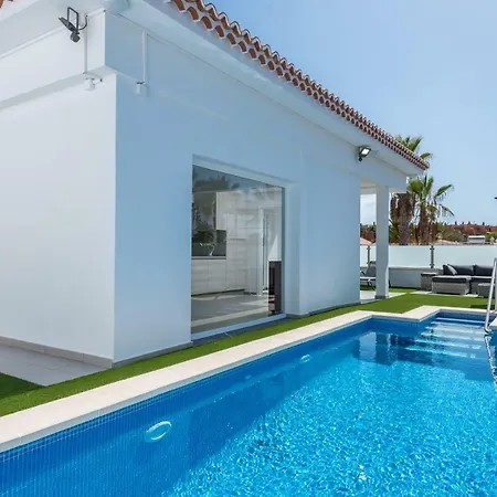 فيلة Luxurious 5* - 300m2 - Private Heated Pool - Garage - Wifi