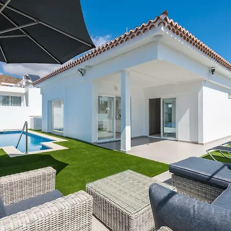 Luxurious 5* - 300m2 - Private Heated Pool - Garage - Wifi فيلة