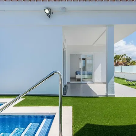Luxurious 5* - 300m2 - Private Heated Pool - Garage - Wifi فيلة بالم مار