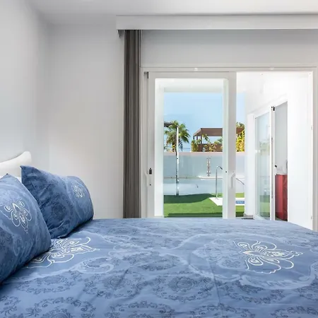 فيلة Luxurious 5* - 300m2 - Private Heated Pool - Garage - Wifi