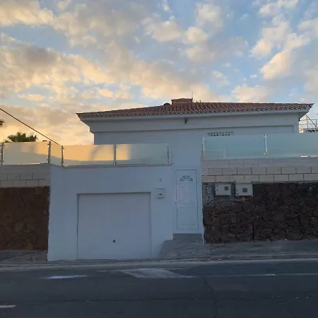 Luxurious 5* - 300m2 - Private Heated Pool - Garage - Wifi *